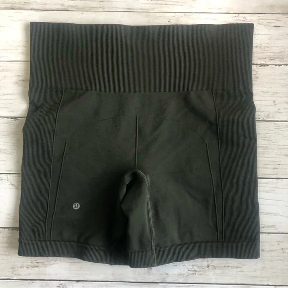 LULULEMON Women’s Green Sculpt Mid-Rise Seamless Bike Short Size 8 - Picture 1 of 10